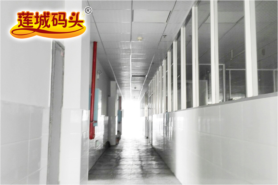 整洁的生产车间走廊